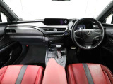 上質で落ち着いた印象のインパネ。視界も広々で運転しやすいです。