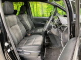 運転席まわりには十分なスペースがあり、大柄な方でもゆったり運転していただける環境です。