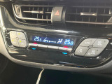 【オートエアコン】一度お好みの温度に設定すれば、車内の温度を検知し風量や温度を自動で調整。暑い&hellip;寒い&hellip;と何度もスイッチ操作をする必要はありません。快適な車内空間には必須の機能ですね♪