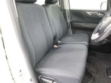 運転席・助手席まわりです。ゆったりと座って頂けるシートで快適です。