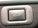 【パワーバックドア】スマートキーや運転席のボタンを押すだけでリアゲートが自動で開閉します!荷物を持っている時や、高い位置にあるバックドアを閉める際に便利な機能です♪