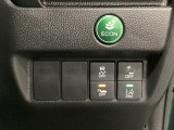 Hondaセンシング用の、VSA(ABS+TCS+横滑り抑制)解除と路外逸脱抑制機能のオンオフスイッチなどはハンドルの右側に装備しています。燃費に役立つECONボタンもここです。