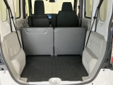 いろいろな使い方ができる広くて使い勝手のいい荷室。※一部、角度調整などができない車種もございます