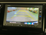 リバースギアに入れるだけで後方の表示へ切り替わります。夜間や雨の日の駐車も楽になりますよ。