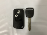 スマートキーを装備しています。鍵を差し込むことなくドアロックの開け閉めと、スタートボタン操作でのエンジンスタートができます。通常のキーもスペアとして用意しております。
