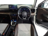 革巻きステアリングで快適な操作性の運転席です。