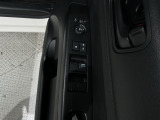 狭い駐車場で便利な電動格納ドアミラーが付いています。