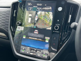 【マルチテレインモニター】車のフロントやサイドのカメラ画像を同時にモニター表示することで、悪路や狭い道を走行時でも周囲の状況確認ができ安心!本格SUVにうれしい装備です♪