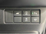 パーキングセンサーや横滑りを防ぐVSA等のスイッチ類は運転席の右側、手の届きやすい位置にあります。