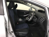 高いホールド性で運転姿勢が安定します。長距離ドライブでも疲れにくいのが魅力です。快適なドライビングライフをお送りください♪