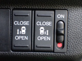 運転席からもスライドドアをボタン操作でスピーディーに開閉できます!またスマートキーでも操作できるので便利です。
