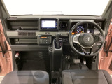 車内は光触媒抗菌消臭施工済です。インパネ周りはスタイリッシュなデザインです。グローブボックスやカップホルダーのほかにトレーなどたくさんの収納スペースが付いています。