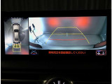 パノラミックビューモニター。車両を上から見たような映像を表示。運転席から目視しにくい車両周囲の状況をリアルタイムで確認できます。