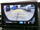 バックカメラの画像です。ガイドラインがスムースな車庫入れをサポートいたします。車庫入れの安心感がアップしますね。