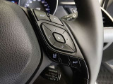 ステアリングには運転中でも簡単に操作できる各種スイッチついてます