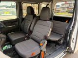 【車内シートコンディション】運転席には快適なアームレストを装備!助手席と後席は床下へ綺麗に収納できる設計となっており、目立つシミや擦れもなく、前オーナー様が大切に使われていたことが伝わる状態です。