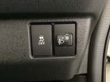 ハンドルの右側にはヘッドライトレベライザーとVSA(ABS+TCS+横滑り抑制)の解除スイッチがついています。ヘッドライトレベライザーは道路状況や積荷の加重に応じてライトの高さを調節できます。