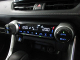 オートエアコンは左右席で独立温度コントロールが可能です。運転席はキンキンに冷やして助手席はマイルドにと言った設定が可能です。暑さ寒さでケンカすることもなくなりますね。