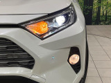 【LEDヘッドライト】悪天候や夜間走行時も良好な視界を確保し安心して運転できる高輝度LEDヘッドライトを装備!点灯速度が早く、消費電力も抑えられています。