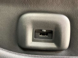 運転席背もたれにUSB電源ポートがあります