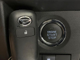 【キーフリーシステム】カバンやポケットに入れたままでもドアの施錠・解錠が可能なスマートキーを装備。エンジンのオン・オフ時もカギを取り出す必要が無いからとっても便利です♪