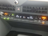 【オートエアコン】車内温度を感知して自動で温度調整をしてくれるのでいつでも快適な車内空間を創り上げます!どの席に座っても快適なドライブが楽しめます♪