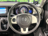 インテリアに合わせたデザインのステアリングは、運転される方のことも考え、運転しやすい形状、大きさです。是非一度、実際に触ってお確かめください。