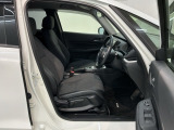 程よい硬さとホールド性が高くロングドライブも疲れにくいシートです。