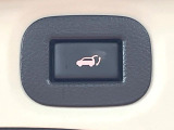 【パワーバックドア】スマートキーや運転席のボタンを押すだけでリアゲートが自動で開閉します!荷物を持っている時や、高い位置にあるバックドアを閉める際に便利な機能です♪