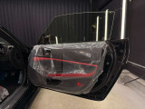 運転席ドア内側は、スポーティさと上質感を兼ね備えた仕上がり。