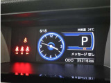 スタイリッシュなデザインのインパネ。各操作スイッチは使いやすい位置に配置されてます。
