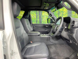 運転席まわりには十分なスペースがあり、大柄な方でもゆったり運転していただける環境です。