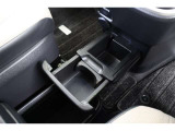 2段階引き出し式センターホルダーを備えています。1段階引き出して小物入れやカードホルダー、2段階引き出すとドリンクホルダーとして使える便利なホルダーです。