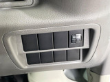 【ヘッドライトレベライザー】車の荷重や乗車人数で変化するヘッドライトの光軸を補正することで対向車の眩惑を防ぐことができます。