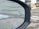 【ブラインドスポットモニター】走行中、ドアミラーの死角になりやすい箇所に後続車が接近するとサイドミラーのレンズに警告を表示!ドライバーに注意喚起をしてくれます。
