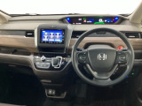 車内は光触媒抗菌消臭施工済です。インパネ周りはスタイリッシュなデザインで機能や装備も充実しています。グローブボックスやカップホルダーのほかにトレーなどたくさんの収納スペースが付いています。