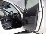 運転席・助手席ドアは開口範囲が広く、とても乗りやすいですよ!収納スペースもあります!