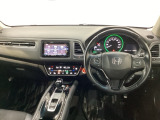 車内は光触媒抗菌消臭施工済です。スタイリッシュなデザインでスポーティなインパネ周りを演出します。グローブボックスやカップホルダーのほかにトレーなどたくさんの収納スペースが付いています。