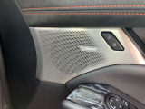 BOSEサウンドシステムは室内の反響率やシート形状、生地の素材など、全てを計算し車種ごとに特別なチューンナップが施されたこだわりの音響システムです。