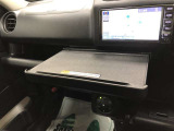 車内での仕事や食事の際に便利なインパネテーブル!A4サイズのノートパソコンやお弁当などが置けます。最大重量10kgのものまで置くことができます。