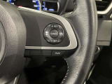 ステアリングスイッチ付きで、運転中に視線を前に向けたまま操作できます。