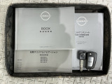 スマートキーは鍵をバッグに入れたままでもドアロックの開閉やエンジンのON・OFFができます。夜間や雨の日も鍵を探さなくて良いので便利です。