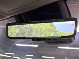 【デジタルインナーミラー】後席の大きな荷物や同乗者で後方が確認しづらい時でも安心!カメラが撮影した車両後方の映像をルームミラー内に表示。クリアな視界で状況の確認が可能です!