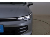 LEDマトリックスヘッドライト IQ.LIGHT:フロントカメラで対向車や先行車を検知し、マトリックスモジュールに搭載された32個のLEDを個別に制御することで最適な配光を行います。