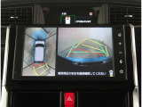 【パノラマモニター】に搭載した4つのカメラにより、車を真上から見ているような映像を表示。運転席から確認しにくい車両周囲の状況を把握できます。