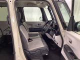 【ベンチシート】運転席と助手席の移動もスムーズ!狭い駐車場での乗り降りや、お子様の乗り降りにも便利です。座席の間にコンソールボックスやドリンクホルダーがないため、車内空間が広く感じます。
