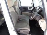 フロントシートはベンチシートです、運転席と助手席の移動が簡単です。真ん中にはアームレストも装備されています! また運転席シートの高さも調整できます。