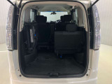 後部座席は分割でシートをたおすことができます。大きな荷物も積めます。上質で広々とした室内だから、みんなが心地よく車内で快適に過ごせます♪