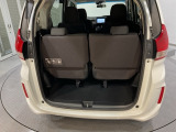 3列めを使用した場合の荷室です。