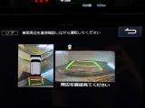 パノラミックビューモニター付きです。車両を上から見たような映像をモニター画面に表示。運転席からの目視では見にくい、車両周辺の状況をリアルタイムでしっかり確認できます。